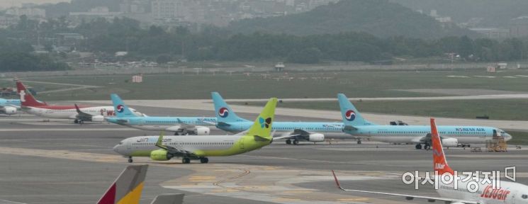 지난달 26일 서울 강서구 김포공항 계류장에 대한항공 여객기 등이 세워져 있다./강진형 기자aymsdream@