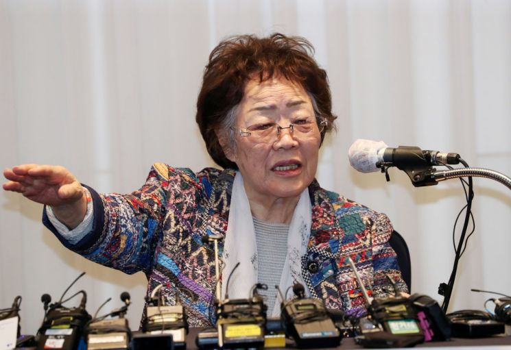 일본군 위안부 피해자 이용수(92) 할머니가 25일 오후 대구 수성구 만촌동 인터불고 호텔에서 기자회견을 하고 있다/사진=연합뉴스