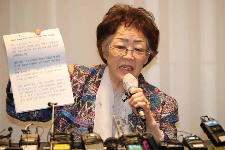일본군 위안부 피해자 이용수(92) 할머니가 25일 오후 대구 수성구 만촌동 인터불고 호텔에서 기자회견을 하고 있다. [이미지출처=연합뉴스]