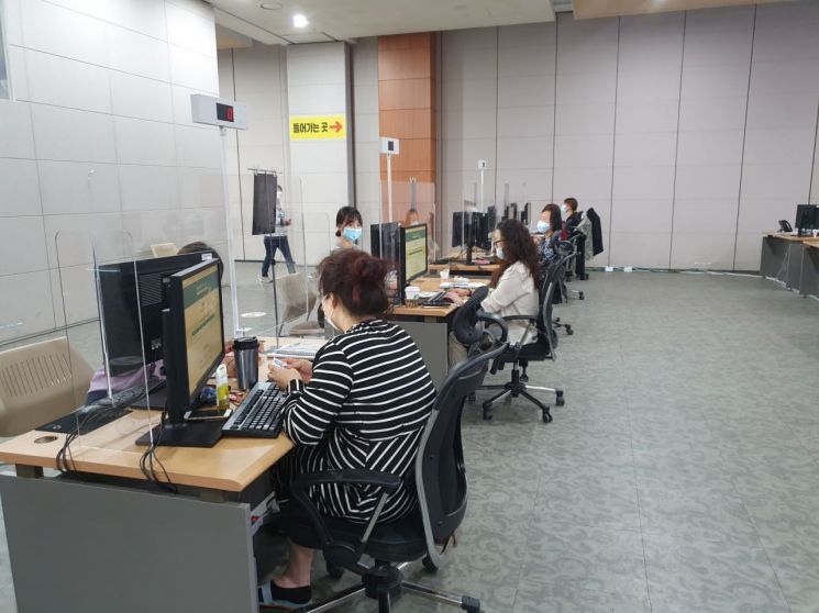 금천구청 대강당에 꾸려진 ‘골목경제지원센터’ 상담창구