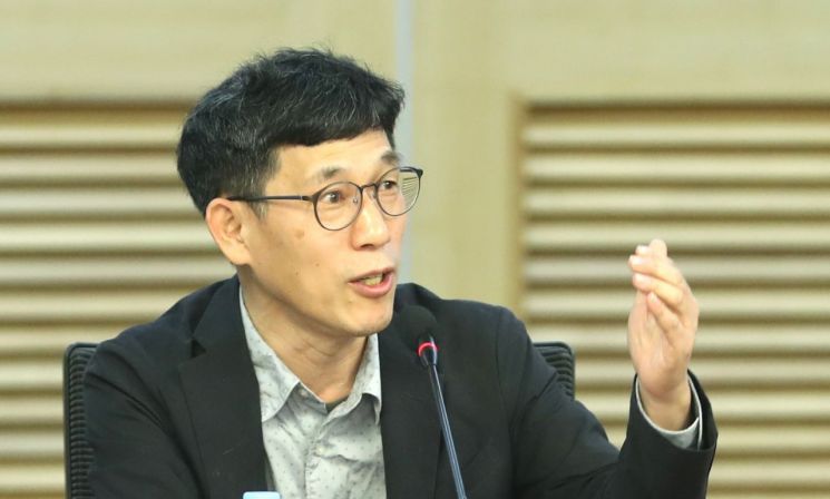 진중권 "'여성 장관' 관음증?…추미애, 피해의식 가장한 자아도취"