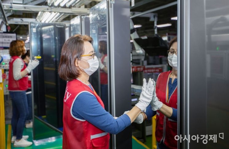 LG전자 직원들이 25일 경남 창원사업장에서 최대 6벌의 옷을 한 번에 관리할 수 있는 대용량 의류관리기 '트롬 스타일러 플러스'를 생산하고 있다.