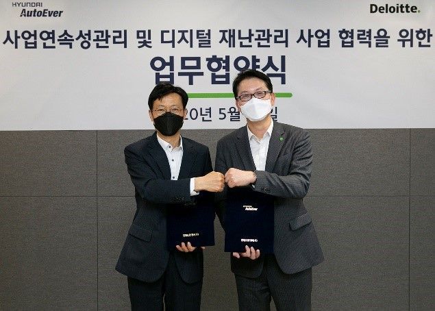 지난 26일 서울 현대오토에버 본사에서 열린 협약식에는 오일석 현대오토에버 대표(왼쪽부터) 홍종성 딜로이트 안진 대표와 두 회사 임직원들이 참석했다.