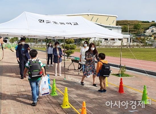 [포토] 발열체크 하며, 등교하는 완도 초등생들