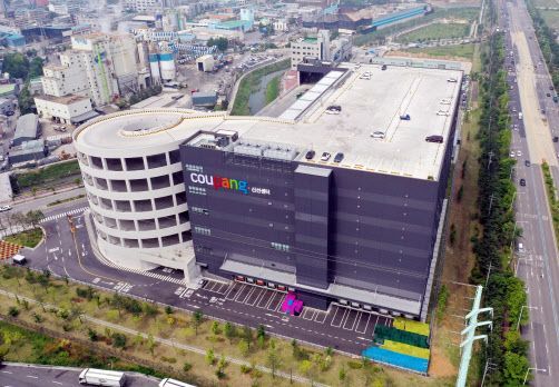 신종 코로나바이러스 감염증(코로나19) 확진자가 속출한 경기도 부천시 쿠팡 물류센터./사진=연합뉴스