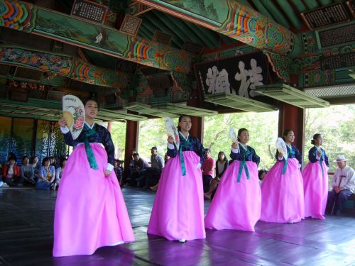 남원시립국악단은 올해 상반기 광한루원 상설공연을 다음달 3일부터 7월 22일까지 진행한다.