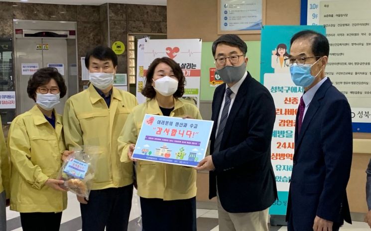 [포토]성복중앙교회 코로나19 헌신해온 보건소 직원에 감사 전해 