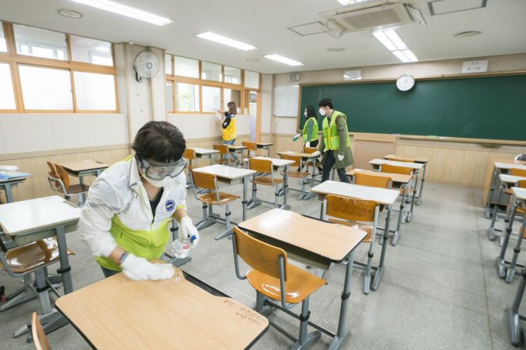 양천구 학부모와 마을사랑방역단 직접 학교 방역 나서 '박수' 받아 