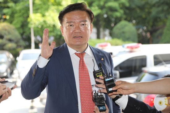 4ㆍ15총선 개표 조작 의혹을 주장해온 미래통합당 민경욱 의원이 21일 오후 경기도 의정부지검에 출석하고 있다. [이미지출처=연합뉴스]