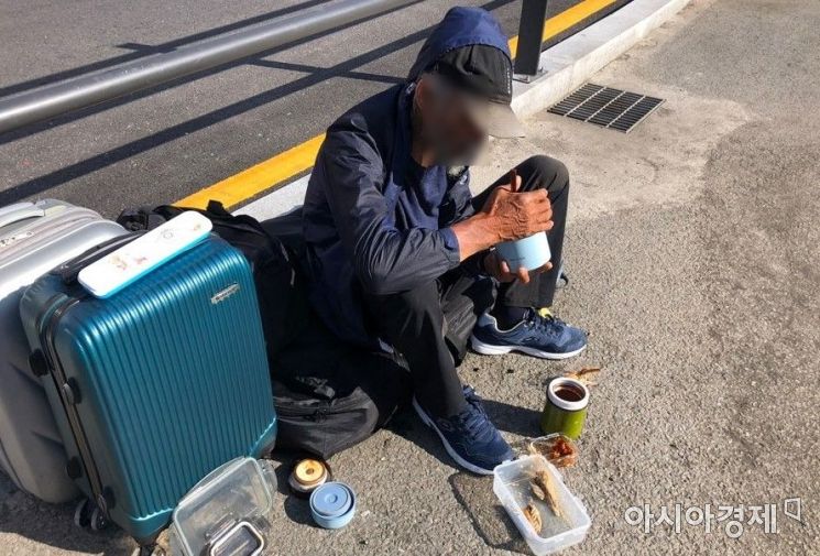 27일 오후 서울역광장 인근에서 식사를 하고 있는 노숙인.사진=김연주 인턴기자 yeonju1853@
