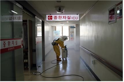 사진은 안동의료원 중환자실 방역 모습.