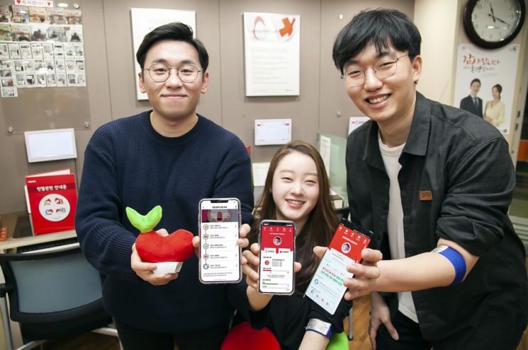 SK텔레콤 매니저들이 SK텔레콤과 대한적십자사와 함께 만든 헌혈앱 ‘레드커넥트’를 소개하고 있다.