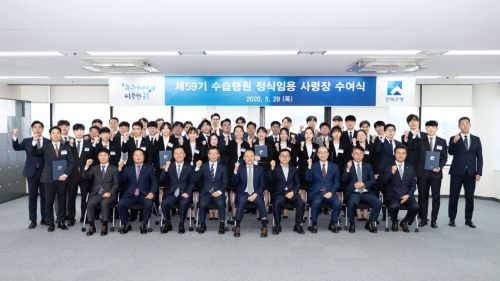 JB금융그룹 전북은행(은행장 임용택)은 28일 오전 10시 전북은행 본점 19층 연수원에서 6개월 수습기간을 마친 40명의 신입행원들에게 사령장을 수여했다. 사진=전북은행 제공