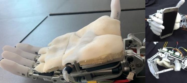 인체모사 3중층 인공피부를 부착한 로봇 손이 동작하는 모습이다.