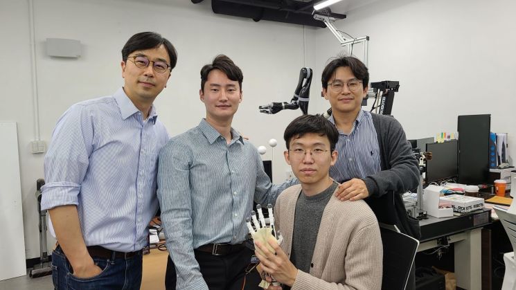 사람 손처럼 조작성이 좋은 로봇 손을 개발한 박형순 교수(왼쪽)의 연구팀.