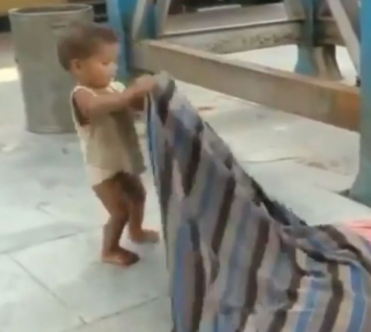 印기차역서 숨진 엄마 깨우는 아기…코로나 봉쇄의 비극