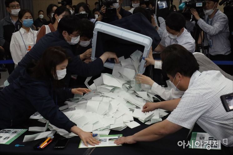 선관위, 투·개표 공개시연…부정선거 의혹 ‘정면 반박’