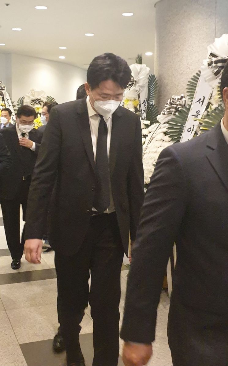 조원태 한진그룹 회장이 26일 이건희 삼성 회장 빈소를 방문해 유가족들에게 인사했다.