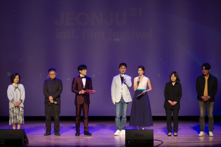 전주국제영화제 관객 없이 개막…열흘간 온라인 상영
