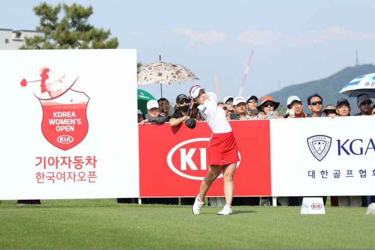 이다현 선수가 지난 제33회 한국여자오픈 대회에서 스윙을 하는 모습