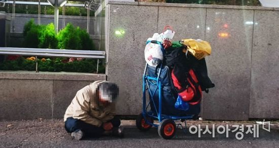 지난해 11월 서울역 광장서 한 노숙인이 앉아 잠시 숨을 돌리고 있다. 사진=한승곤 기자 hsg@asiae.co.kr