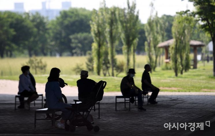 서울 영등포구 양화한강공원을 찾은 시민들이 그늘 양화대교 아래 그늘에서 휴식을 취하고 있다./김현민 기자 kimhyun81@