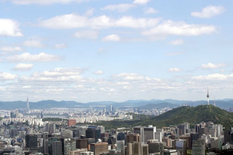 지난 20일 서울 종로구 인왕산 정상에서 바라본 서울 하늘이 비가 갠 뒤 파란빛을 드러내고 있다. / 사진=연합뉴스