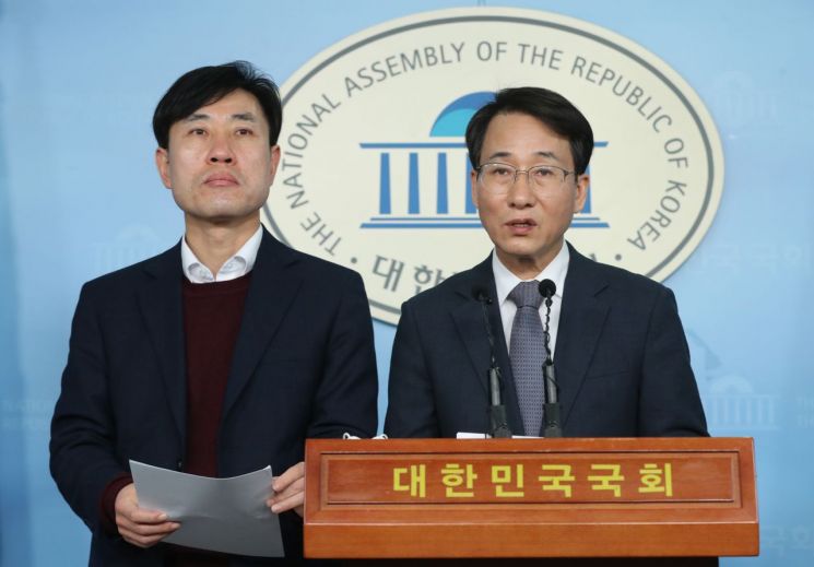 오른쪽이 이원욱 더불어민주당 의원. 소상공인 지원 등에 관해 꾸준히 목소리를 내온 인물이다.(사진=연합뉴스)