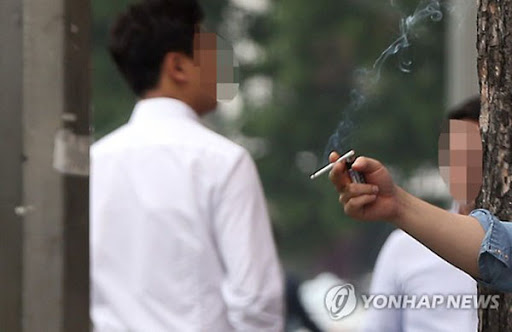 "길거리 담배 좀 그만" '턱스크 흡연족' 어쩌나…시민들 분통