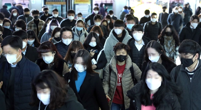 신종 코로나바이러스 감염증 여파로 시민들이 마스크를 쓴 채 서울 구로구 신도림역을 통해 출근하고 있다. 연합뉴스