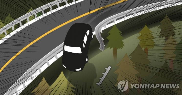 상주영천고속도로서 승용차 갓길 가드레일 충돌 … 4명 중태