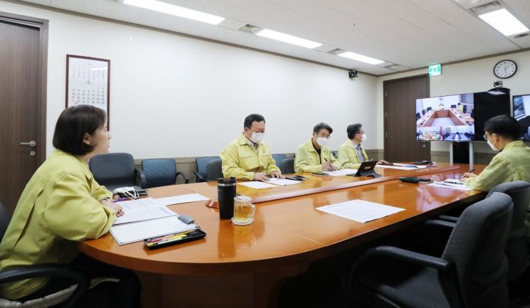 유은혜 부총리 겸 교육부 장관은 31일 정은경 중앙방역대책본부장과 31일 화상 회의를 개최했다. (제공=교육부)