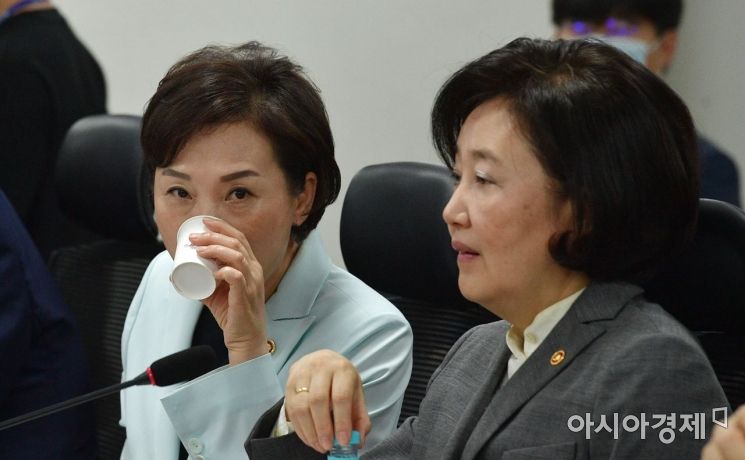 [포토] 물 마시는 김현미 장관