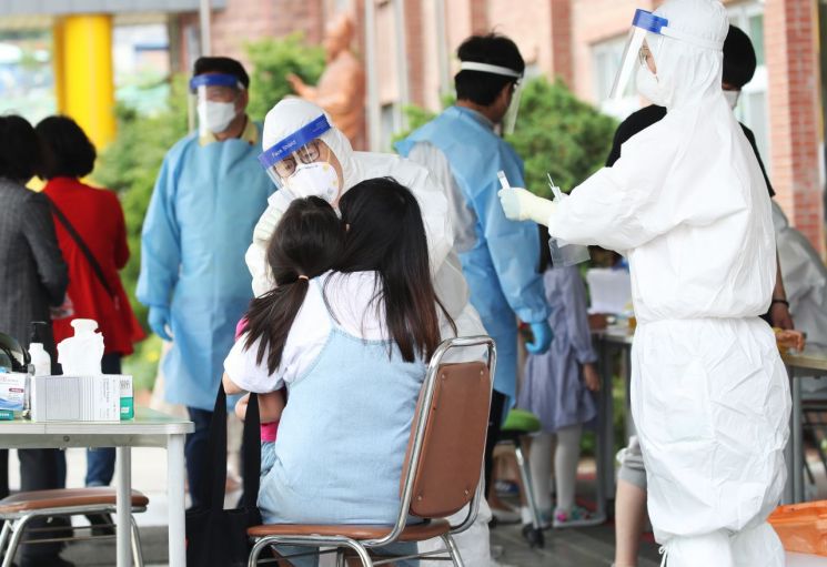 지난달 31일 오후 경기도 안양시 양지초등학교 운동장에서 신종 코로나바이러스 감염증(코로나19) 확진 판정을 받은 학생과 접촉한 교직원 및 학생을 대상으로 진단 검사가 진행되고 있다/사진=연합뉴스