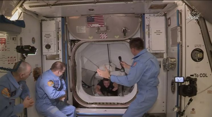 지난달 31일(현지시간) 스페이스X의 사상 첫 민간 유인우주선인 '크루드래곤'이 비행 19시간만에 국제우주정거장(ISS) 도킹에 성공했다. 크루드래곤에 탑승했던 우주비행사 밥 벤켄(왼쪽에서 세번째)이 도킹 후 ISS로 들어오고 있다. [이미지출처=AP연합뉴스]