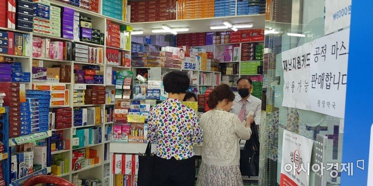 [르포]"바로 살 수 있어 편하네요" 마스크 5부제 폐지 첫날, 약사·시민들 '여유'