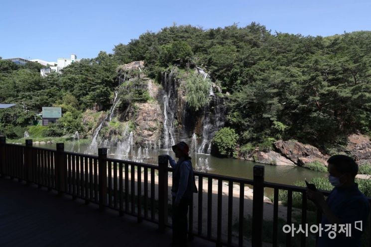 [포토]시원한 폭포 바라보며 