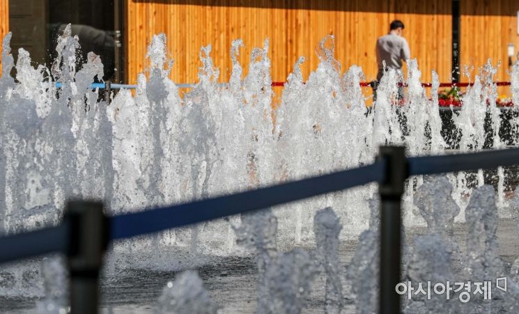 초여름 날씨가 이어지고 있는 1일 서울 종로구 광화문 광장 분수대 주변이 코로나19 확산 방지를 위해 출입 통제되고 있다./강진형 기자aymsdream@