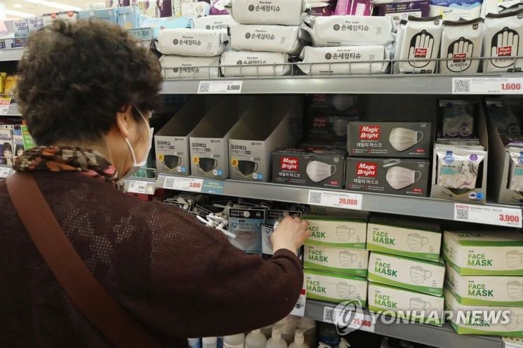 지난 25일 서울 시내 한 대형마트를 찾은 시민이 덴탈 마스크를 구매하기 위해 살펴보고 있다. / 사진=연합뉴스