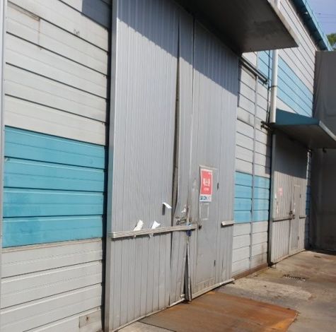 경기 화성 소재 한 공장의 문이 굳게 닫힌 채 우편물들이 쌓여 있다.