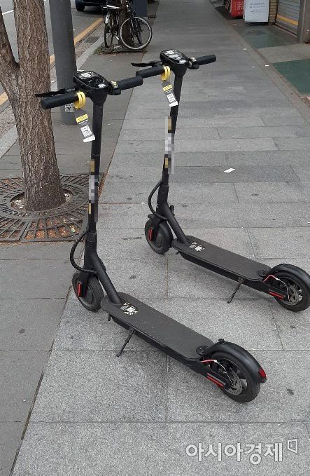 [르포]"넘어질 뻔했어요" 전동 킥보드 '무법 주차' 시민들 보행 불편