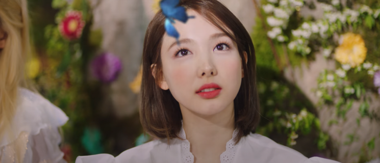 트와이스 메이크업, 포인트는 #큐트 블러셔 #유리알 입술