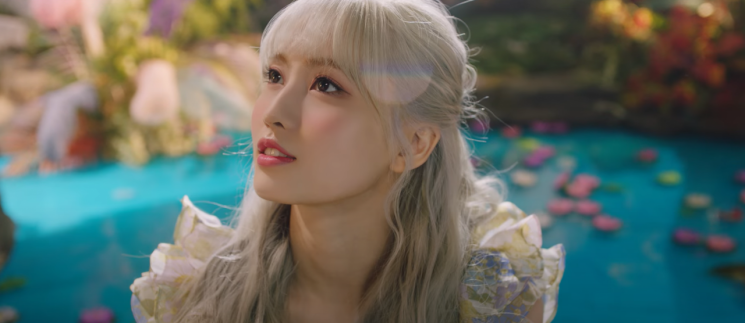 트와이스 메이크업, 포인트는 #큐트 블러셔 #유리알 입술