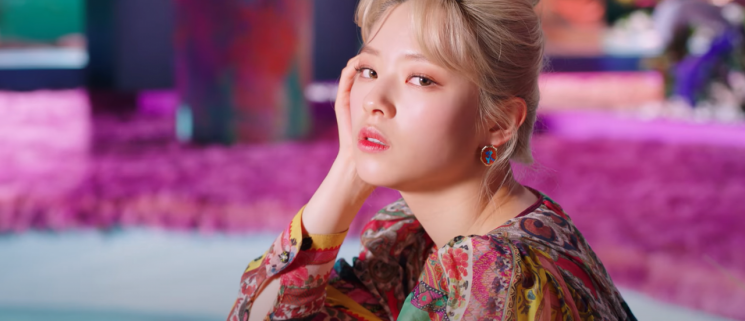 트와이스 메이크업, 포인트는 #큐트 블러셔 #유리알 입술