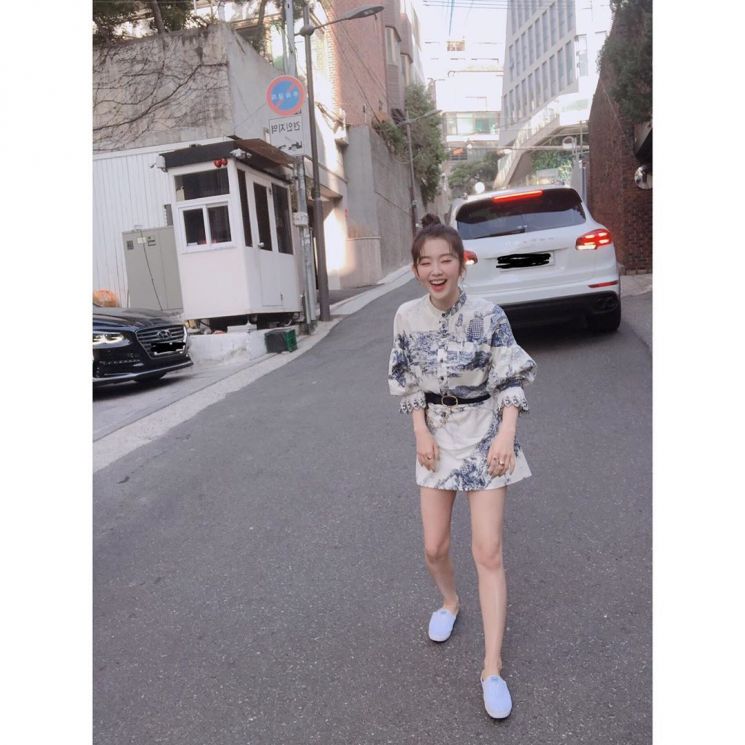 아이린의 셔츠 원피스 코디. 사진=아이린 인스타그램