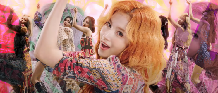 트와이스 메이크업, 포인트는 #큐트 블러셔 #유리알 입술