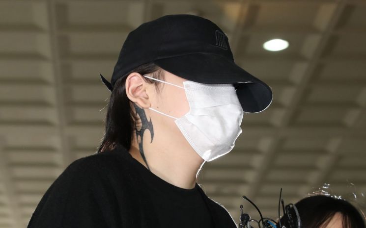 음주운전ㆍ운전자 바꿔치기' 혐의로 재판에 넘겨진 래퍼 장용준이 2일 오전 서울 마포구 서부지법에서 열린 선고공판장으로 향하고 있다. [이미지출처=연합뉴스]