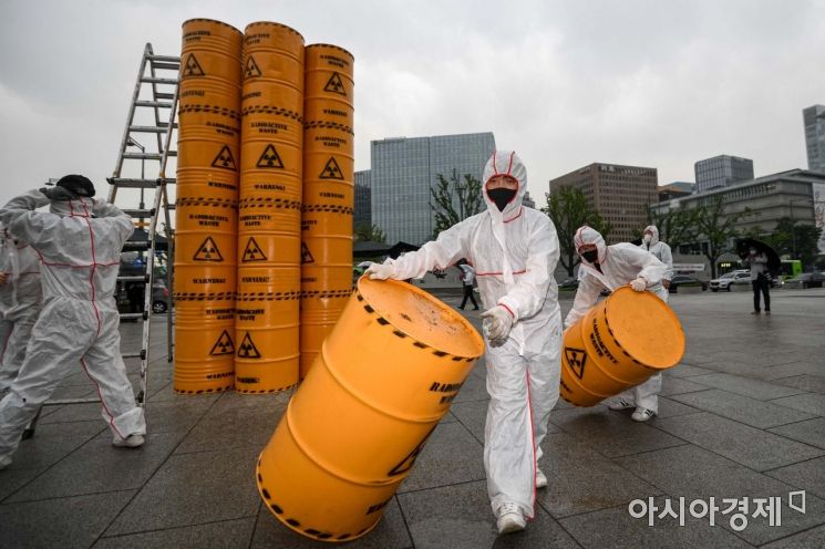 환경운동연합 관계자들이 월성원전 핵폐기물 임시저장시설 추가건설 반대를 촉구하는 퍼포먼스를 펼치고 있다./강진형 기자aymsdream@