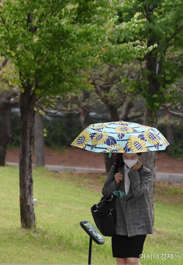 [포토] 여름 재촉하는 비