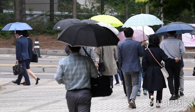 [포토] 우산 쓴 시민들